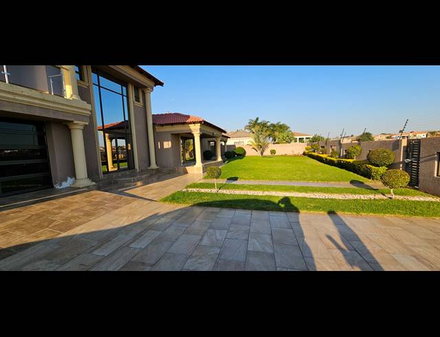 5 BEDROOM HOUSE FOR SALE IN SERALA VIEW